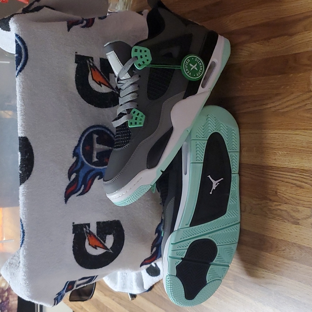JORDAN RETRO 4 Green glow